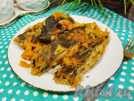 Камбала, тушёная с луком и морковью на сковороде