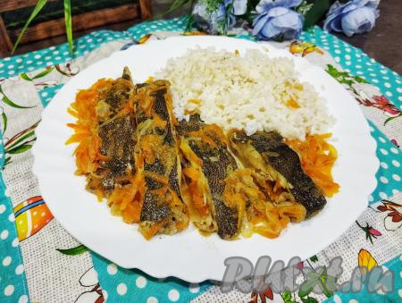 Нежные тушёные кусочки камбалы вместе с аппетитными морковью и луком раскладываем со сковороды по тарелкам и, дополнив гарниром (у меня - рис) подаём к столу. Не забываем полить гарнир соусом, образовавшимся в процессе томления рыбы с овощами.