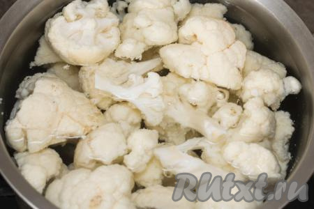 Сложить цветную капусту в кастрюлю, залить полностью водой и поставить на сильный огонь. После закипания воды добавить соль, уменьшить огонь, варить цветную капусту до готовности (минут 6-8, готовая капуста должна легко прокалываться ножом, но при этом соцветия должны хорошо держать форму).&nbsp;