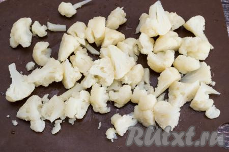 Отваренную капусту откинуть на дуршлаг, сразу обдать холодной водой, чтобы сразу остановить процесс приготовления и для скорейшего остывания. Оставить в дуршлаге на несколько минут, чтобы стекла вода. Остывшие соцветия капусты нарезать на более мелкие.