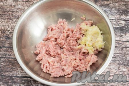 Мясо промыть водой, обсушить. Мясо и очищенный лук пропустить через мясорубку.