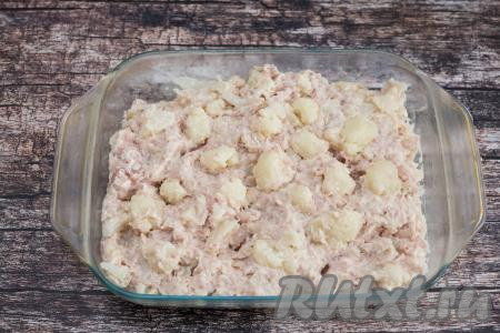 Форму для запекания смазать растительным маслом. Выложить в форму цветную капусту с фаршем.