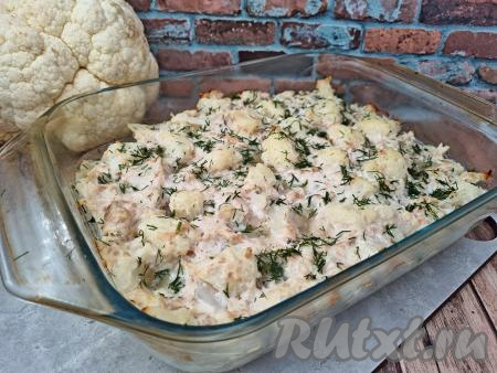 Готовую цветную капусту с фаршем достать из духовки, посыпать мелко нарезанной зеленью.