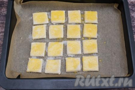 Сверху присыпать заготовки печенья сахаром. Сахара не жалейте, поскольку слоёное бездрожжевое тесто совсем несладкое.&nbsp; &nbsp;&nbsp;