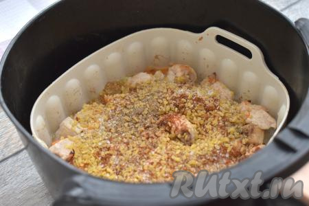 По вкусу солим, приправляем специями и перемешиваем. В качестве специй я взяла молотую паприку и чёрный молотый перец.