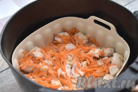 Затем достаём чашу из аэрогриля, перемешиваем кусочки куриного мяса, добавляем мелко нарезанный лук и натёртую на крупной тёрке морковку, перемешиваем. Отправляем чашу в аэрогриль, устанавливаем температуру 180 градусов, время - 8 минут. Готовим до звукового сигнала.