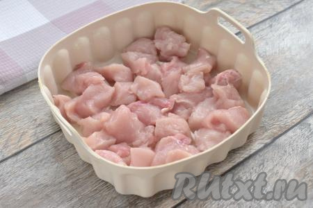 Это блюдо лучше всего готовить в силиконовой форме, но можно просто застелить чашу аэрогриля в несколько слоёв фольгой. Я использовала специальную силиконовую форму для аэрогриля. В форму вливаем растительное масло, распределяя его по всему дну, выкладываем кусочки куриного филе, желательно, в один слой. Ставим форму с мясом в аэрогриль.