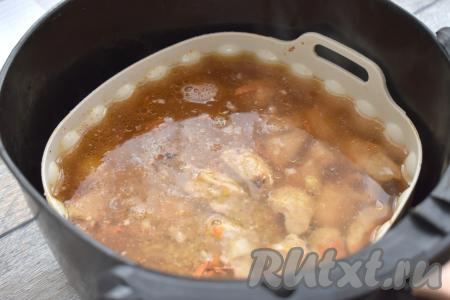 Заливаем булгур с курицей 400 миллилитрами горячей воды, снова отправляем чашу в аэрогриль.