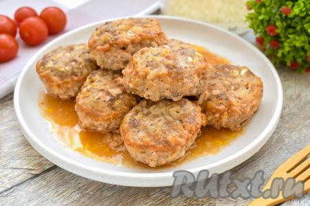 Готовое блюдо достаём из духовки. Аппетитные ленивые голубцы вместе с томатным соусом, в котором они запекались, раскладываем по тарелкам и горячими подаём к столу. Благодаря пекинской капусте, голубцы получаются нежными и очень вкусными. Уверена, они отлично впишутся в ваше семейное меню!