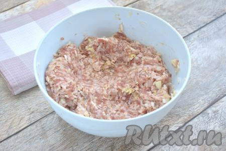 Тщательно перемешиваем получившийся фарш.