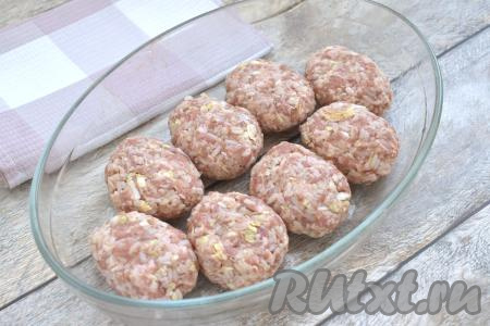 Форму для запекания смазываем растительным маслом. Из получившегося фарша с пекинской капустой и рисом формируем ленивые голубцы в форме котлет (я сформировала 8 штук) и выкладываем в подготовленную форму для запекания.