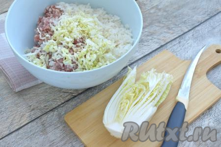 Пекинскую капусту моем, обсушиваем. Для этого блюда лучше всего брать зелёную часть листьев пекинской капусты, эта часть капусты более сочная и нежная. Мелко нарезаем 100 грамм зелёных листьев капусты, добавляем к рису и фаршу.