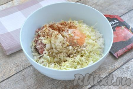 Сразу же всыпаем соль и специи (в качестве специй я добавила паприку и чёрный молотый перец).