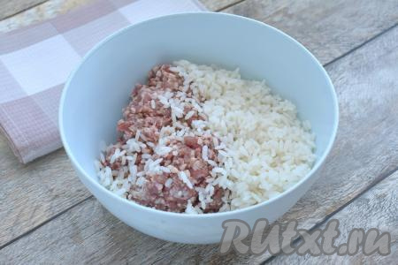 Для приготовления этих ленивых голубцов можно взять любое мясо (у меня - свинина). Мясо моем, обсушиваем, пропускаем через мясорубку в глубокую миску. При желании вы можете взять и покупной мясной фарш. В миску с мясным фаршем добавляем остывший варёный рис.