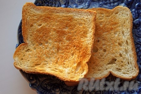Ломтики хлеба подсушить на сковороде или в тостере.