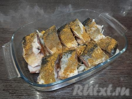 Сверху посыпаем любимыми специями. Выбирая специи, учитывайте, что в состав многих наборов специй входит соль, поэтому, добавляя к карпу специи, не пересолите. 