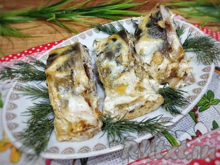 Форму с готовой рыбой достаём из духовки. Сочные, вкусные, нежные кусочки карпа, запечённые в сметане, раскладываем по тарелкам и, дополнив любимым гарниром, в горячем виде подаём к столу.
