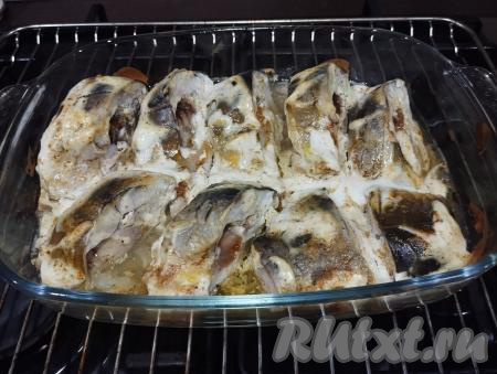 Отправляем форму в духовку, разогретую до 180 градусов, запекаем кусочки карпа в сметане минут 30.