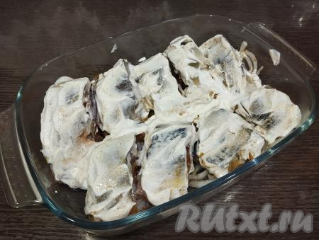 Каждый кусочек карпа сверху и с боков смазываем сметаной. Сметану можно взять любой жирности.