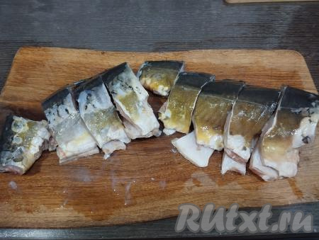 Если карп заморожен, полностью размораживаем его при комнатной температуре. Каждого карпа очищаем ножом от чешуи. Отрезаем головы (их в этом рецепте использовать не будем), плавники и хвосты. Разрезаем брюшко каждой рыбы, удаляем внутренности вместе с тёмной плёночкой из брюшка. Хорошо промываем карпов и внутри, и снаружи под проточной водой. Разрезаем каждого карпа ножом&nbsp;на порционные кусочки (шириной примерно 3-4 сантиметра).