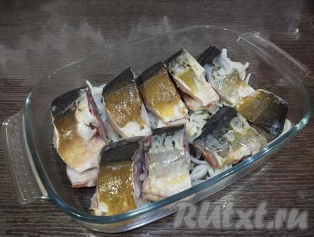 Кусочка карпа солим внутри и снаружи. Выкладываем кусочки карпа поверх лука в один слой.