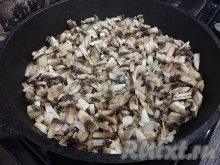 В сковороде хорошо прогреваем растительное масло, выкладываем нарезанные шампиньоны и лук, перемешиваем. Обжариваем грибы с луком на среднем огне минут 10 (до готовности шампиньонов), иногда перемешивая. В процессе обжаривания подсаливаем и перемешиваем. Убираем готовые жареные шампиньоны с луком с огня, оставляем остывать.&nbsp;