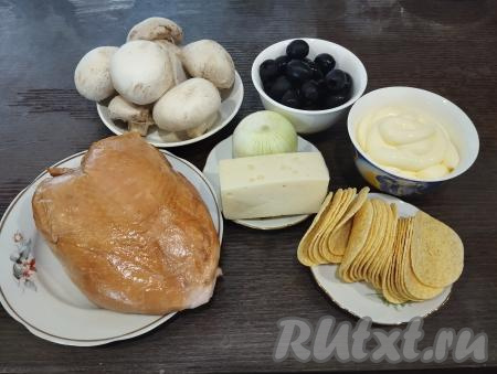 Подготовим ингредиенты для приготовления салата "Подсолнух" с копчёной курицей и грибами. Лук очищаем. Шампиньоны промываем водой, обсушиваем. Яйца отвариваем в течение 10 минут с момента закипания воды, после этого заливаем их холодной водой и оставляем остывать.&nbsp;Мясо можно взять с любых частей копчёной курицы (я использовала грудку).