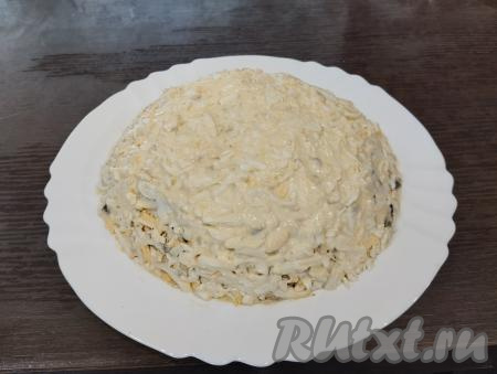 Слой яиц немного смазываем майонезом.