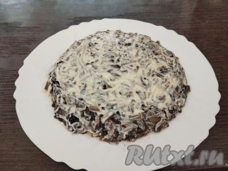 Слой грибов немного смазываем майонезом.