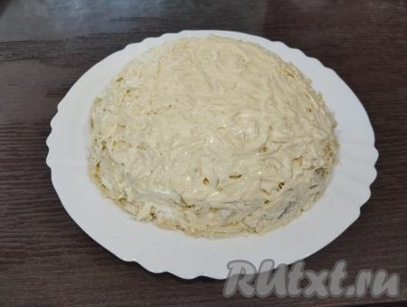 ​​​Слой сыра смазываем майонезом. Для того чтобы салат пропитался, убираем тарелку с салатом в холодильник на 25-30 минут.