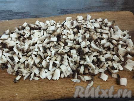 Шампиньоны нарезаем мелко.