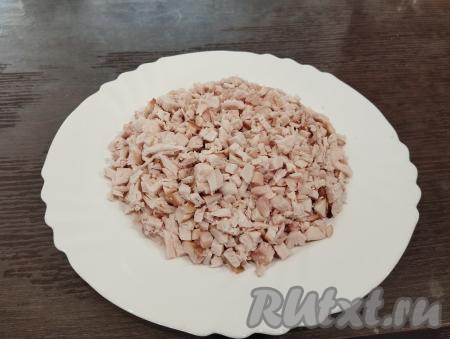 250 грамм копчёного мяса курицы, заранее отделённого от костей и кожи, нарезаем на мелкие кубики.&nbsp;Салат "Подсолнух" будем формировать на плоской тарелке в виде полусферы. Выкладываем первым слоем куриное мясо в форме полусферы.