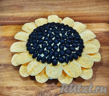 Чипсы вставляем в салат аккуратно, чтобы не сломать, по кругу в два ряда в шахматном порядке. Я использовала чипсы со вкусом сметаны и лука.