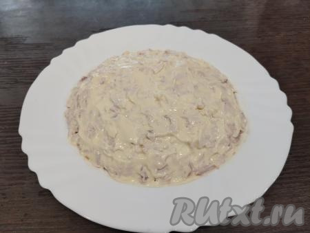 Копчёное куриное мясо смазываем майонезом.&nbsp;​​​