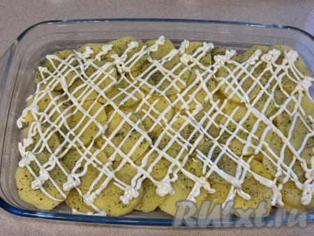 Нанести поверх картошки&nbsp;сеточку из майонеза.