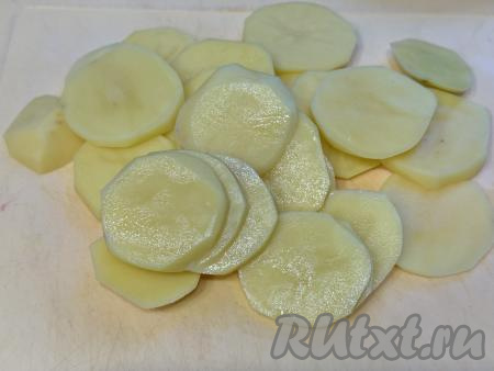 Картошку нарезать на кружочки толщиной примерно 3 миллиметра.