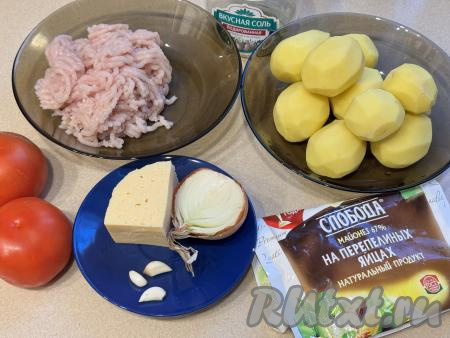 Подготовить продукты для приготовления мяса по-французски из куриного фарша в духовке. Картошку, лук и чеснок очистить. Помидоры вымыть. Куриный фарш можно приготовить в домашних условиях, пропустив кусочки мяса курицы через мясорубку в миску. Но можно взять и покупной куриный фарш.