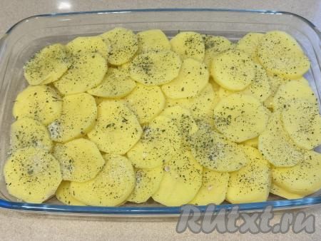 Посолить и поперчить картошку по вкусу.