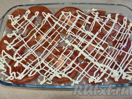 Нанести на помидоры сеточку из майонеза.