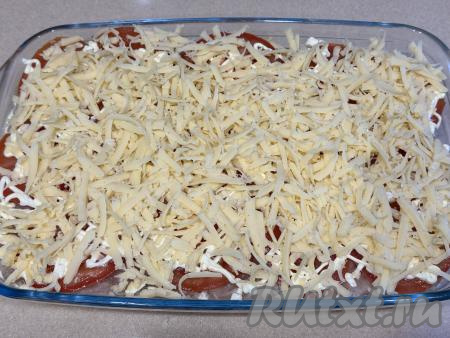 Влить в форму 5 столовых ложек воды. Сверху помидоры равномерно присыпать оставшимся натёртым сыром.&nbsp;Накрыть форму фольгой и поставить в разогретую до 180 градусов духовку.