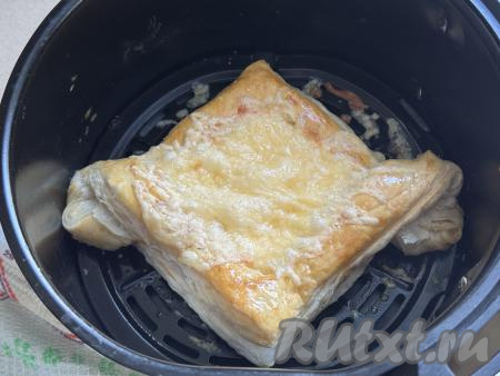 Сыр расплавится и хачапури будет полностью готов.