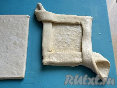 Перекинуть полоски теста по диагонали, формируя&nbsp;бортики будущего хачапури.