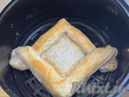 Отправить чашу в аэрогриль. Установить температуру аэрогриля 150 градусов, время - 15 минут. Так как в аэрогриле нагрев идёт сверху, я установила невысокий температурный режим (150 градусов), чтобы слоёное тесто не сильно румянилось и не подгорало.