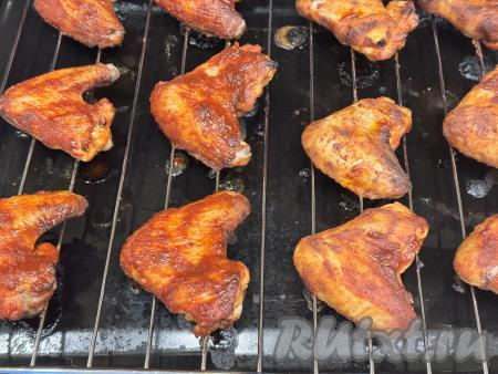 Запекать крылья 20 минут.&nbsp;