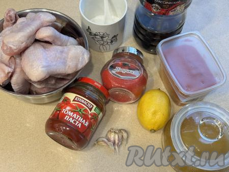 Подготовить продукты для приготовления куриных крылышек барбекю в духовке. Крылышки промыть водой, обсушить. Отрезать крайнюю (тонкую) фалангу от каждого крыла, в ней практически нет мяса. Я купила крылышки без крайней фаланги. Чеснок почистить.