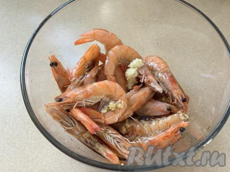 Выложить в миску неочищенные креветки, влить соевый соус, лимонный сок, растительное масло, добавить пропущенный через пресс чеснок. Тщательно перемешать, покрывая креветки чесноком, маслом и соевым соусом со всех сторон. Соль я не добавляла, так как соевый соус достаточно солёный. Оставить креветки промариноваться при комнатной температуре минут на 30.