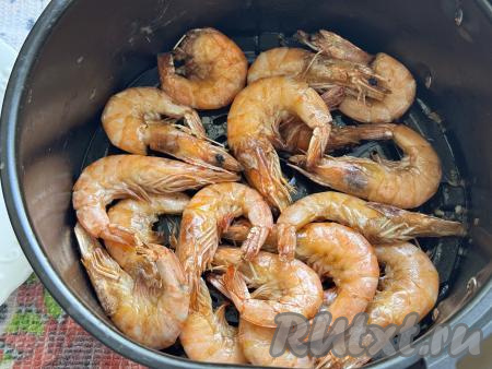 Отправить чашу в аэрогриль. Установить температуру 180 градусов, время - 10 минут. В процессе запекания раза 2 чашу с креветками нужно будет достать из аэрогриля, креветки перевернуть на другую сторону и продолжить запекать оставшееся время.&nbsp;