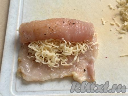 Завернуть куриное филе с сыром в плотный рулетик, начиная с узкого края с сыром.&nbsp;Сформировать таким образом все 10 куриных рулетиков с сыром.