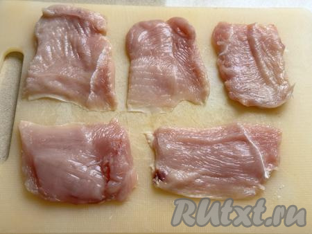 Куриное филе промыть водой, обсушить, нарезать на пласты толщиной 1-1,5 сантиметра, как для отбивных. У меня получились 10 пластов куриного мяса - именно столько рулетиков с сыром я в дальнейшем и формировала.