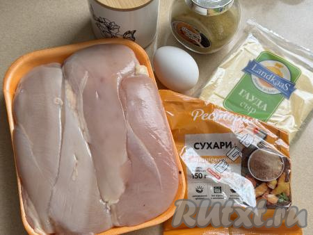 Подготовить продукты для приготовления куриных рулетиков с сыром на сковороде. Сыр можно взять любой твёрдых или полутвёрдых сортов.